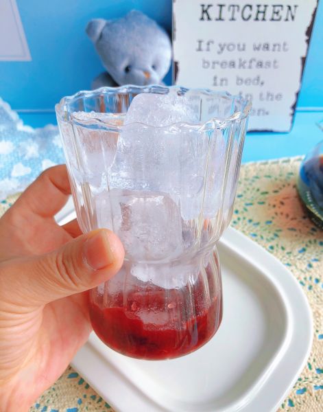 治愈系饮品❗️蔓越莓生椰拿铁的做法操作步骤第4步：杯中加入冰块。