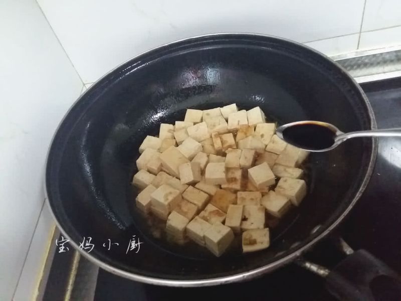 蚝油烧豆腐的做法操作步骤第8步：放入老抽调色