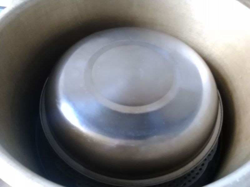 粉蒸排骨的做法操作步骤第13步：为了预防蒸气水进入碗里，我用不锈钢盘盖住了碗口，之后盖上锅盖开中大火，上气后蒸制50分钟即可，蒸好后不要立即开盖，要等消气后才可取阀揭盖