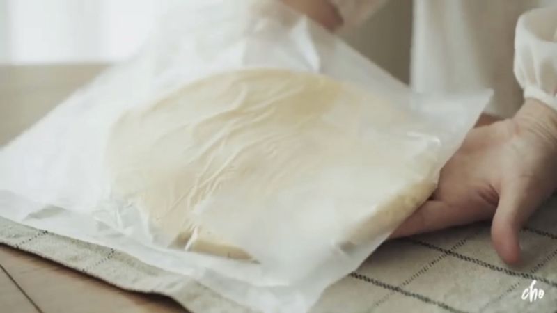 更酥松好吃的糖霜饼干底的做法操作步骤第7步：油纸包好进冰箱冷冻一小时