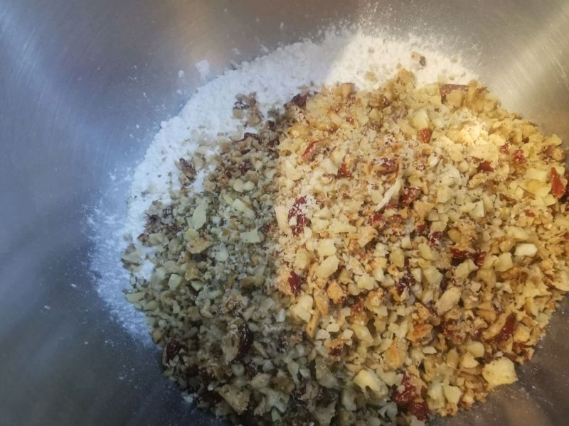 核桃红枣酥的做法操作步骤第4步：倒入核桃红枣碎