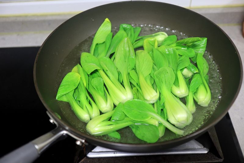 晚餐的做法操作步骤第22步：煮一锅水，放一丢丢盐和几滴油，将油菜入锅焯变色即捞出，冲凉水可保持颜色翠绿，口感清脆；