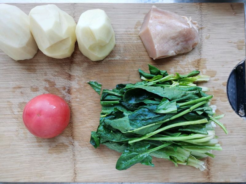土豆菠菜鸡丝面的做法操作步骤第1步：准备土豆、西红柿、菠菜、鸡胸肉、葱等食材