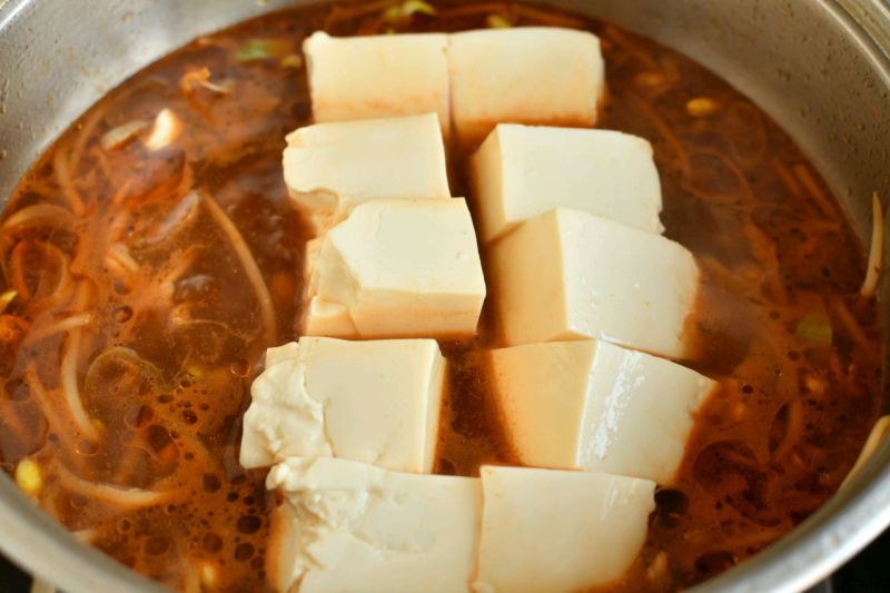 韩式辣牛肉锅的做法操作步骤第12步：加内酯豆腐后，下牛肉片。