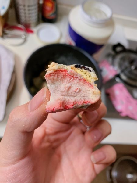 雪花酥的做法操作步骤第18步：放了草莓冻干、口感更丰富