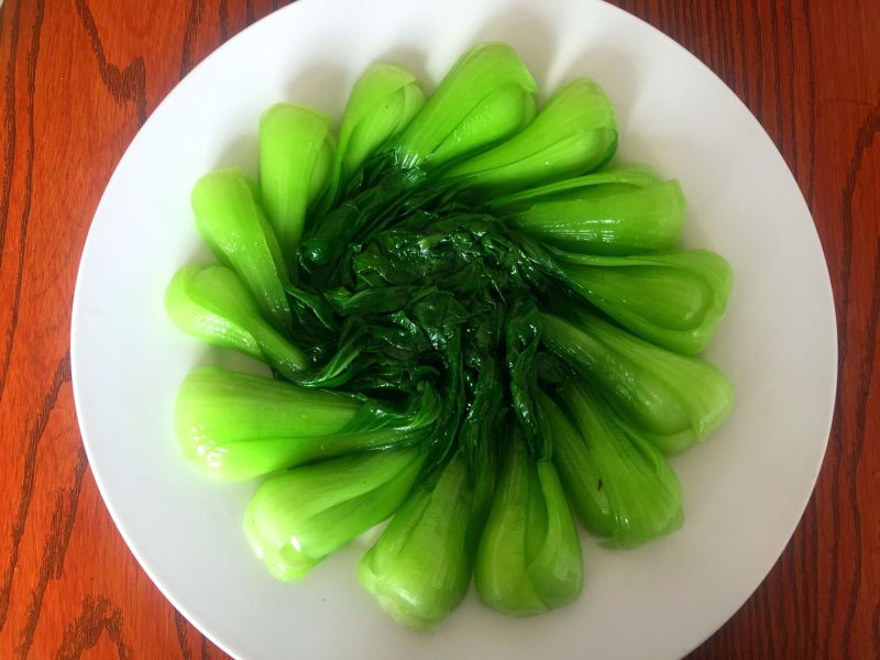 蚝油香菇油菜的做法操作步骤第4步：焯好的油菜过冷水后沥干摆于盘周