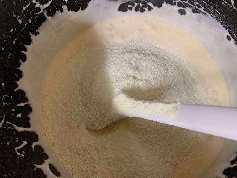 雪花酥的做法操作步骤第4步：倒入奶粉