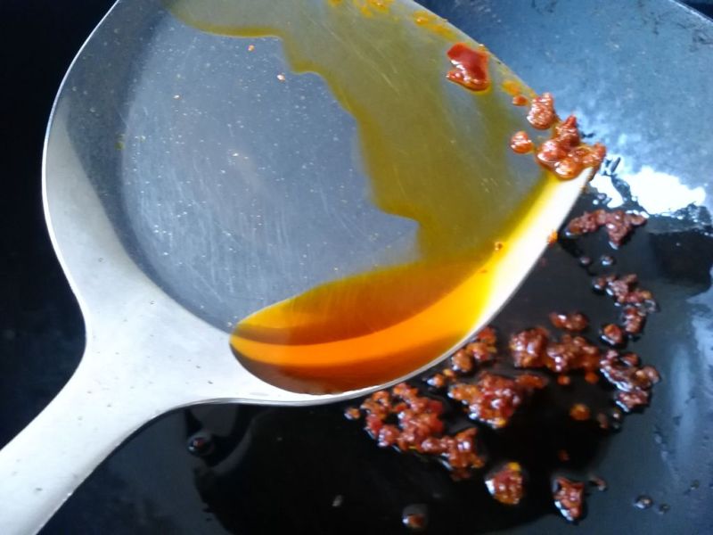 粉蒸排骨的做法操作步骤第3步：豆瓣酱炒出香味，并出红油即可关火备用