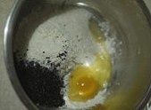 酥炸麻叶的做法操作步骤第1步：面粉中放入白糖、盐、芝麻、鸡蛋液加少量水（水量请根据面粉吸收程度而定）和成较硬面团