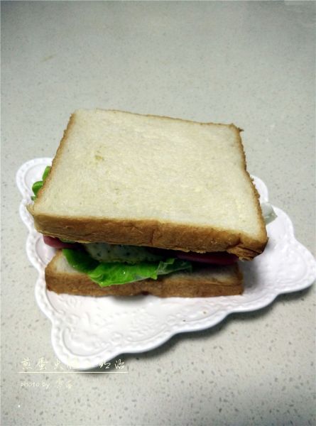 煎蛋火腿三明治的做法操作步骤第11步：将另一片吐司倒扣放在火腿片上；