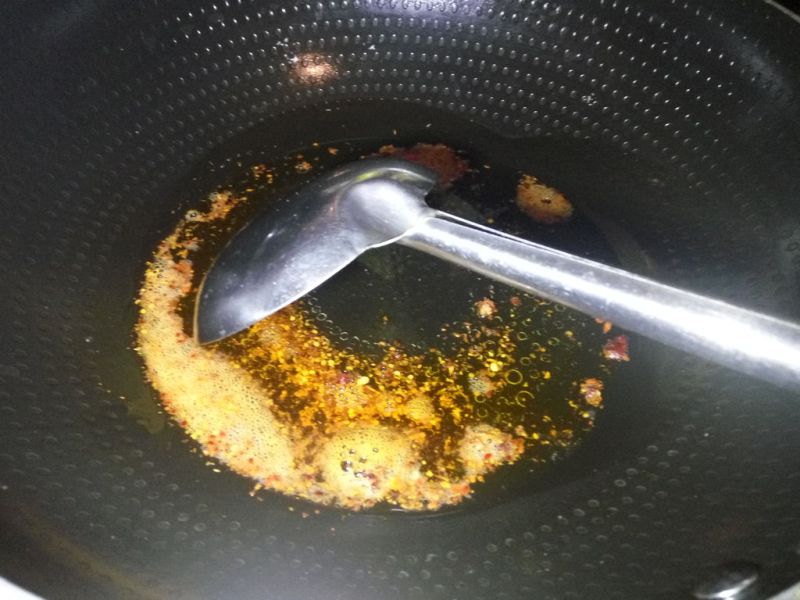 凉拌菠菜的做法操作步骤第4步：锅内热油，加入干辣椒、辣椒面，小火炒香，将油烧热