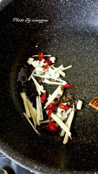 酸辣脆藕的做法操作步骤第3步：热锅凉油，煸香姜蒜干辣椒和花椒