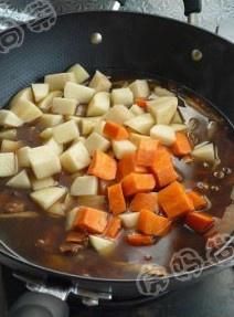 土豆烧牛肉的做法操作步骤第4步：一直用大火煮，煮至中途，锅内的水减少一半时，加入土豆、胡萝卜，锅开后改中火煮