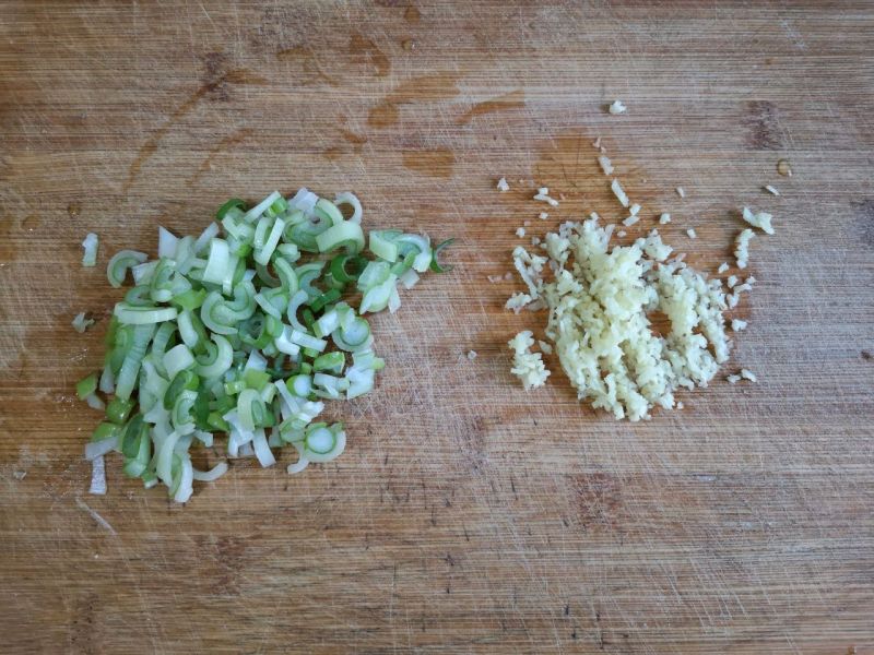 冬瓜丸子汤的做法操作步骤第2步：葱姜切末。