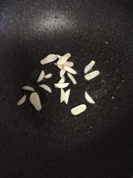 蒜蓉西兰花的做法操作步骤第4步：同一个锅，不用刷，直接放少许油，放蒜片，翻炒至金黄色。