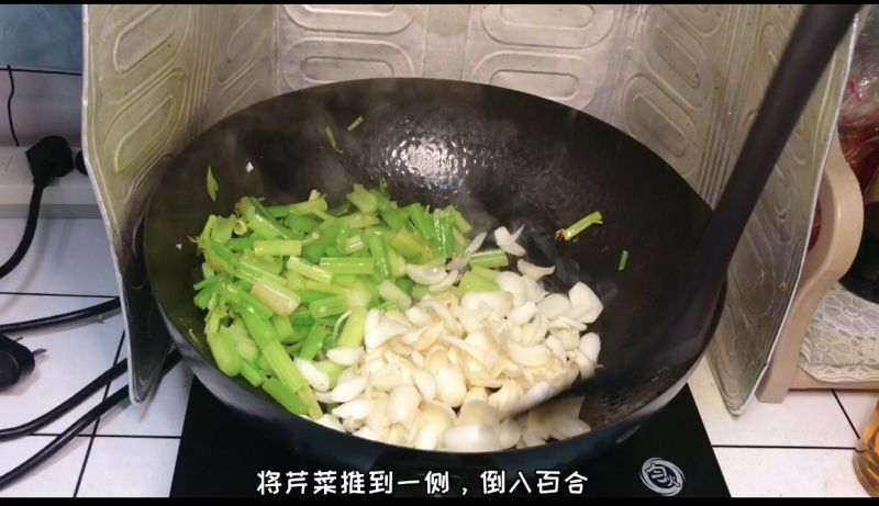 韭菜炒蛋的做法操作步骤第8步：倒入芹菜大火翻炒变色后推到一旁，倒入百合继续翻炒一分钟左右