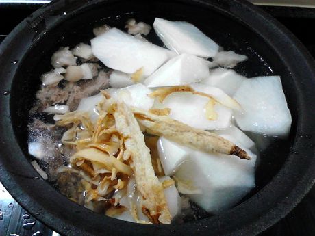 清汤白萝卜炖羊肉的做法操作步骤第9步：砂煲内加入适量清水，把煮过的羊肉、萝卜、玉竹、沙参放入锅中。