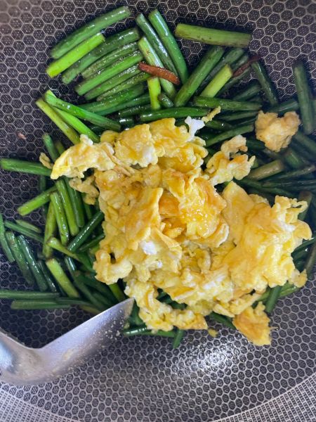 蒜苔炒鸡蛋的做法操作步骤第4步：把炒好的鸡蛋放入