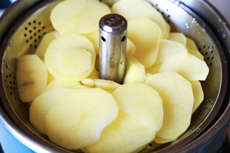 土豆泥的做法操作步骤第1步：土豆去皮后切成片状，清洗一遍后放入蒸锅中蒸熟。