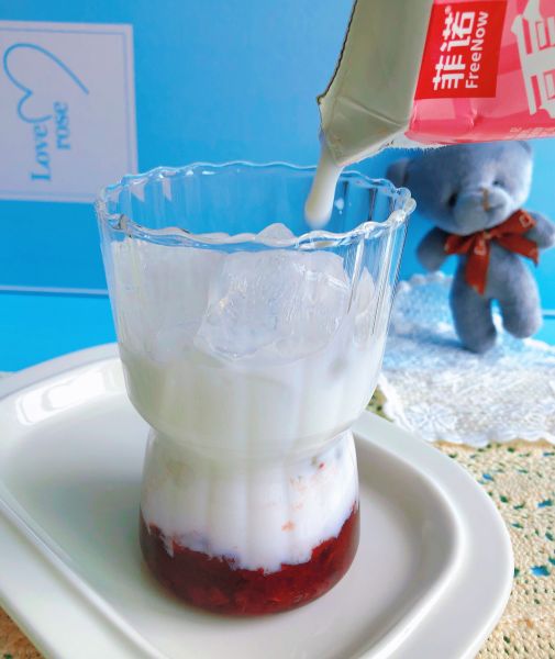 治愈系饮品❗️蔓越莓生椰拿铁的做法操作步骤第5步：倒入牛奶。