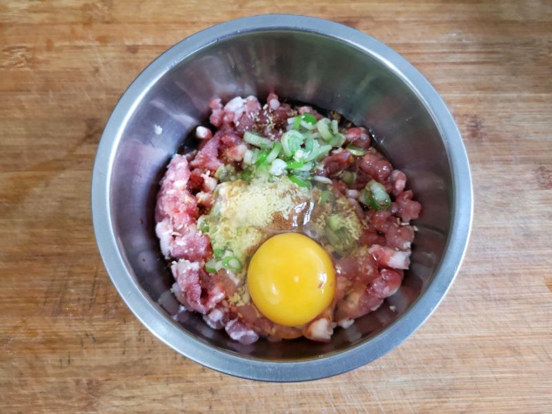 冬瓜丸子汤的做法操作步骤第5步：在磕入一个鸡蛋。