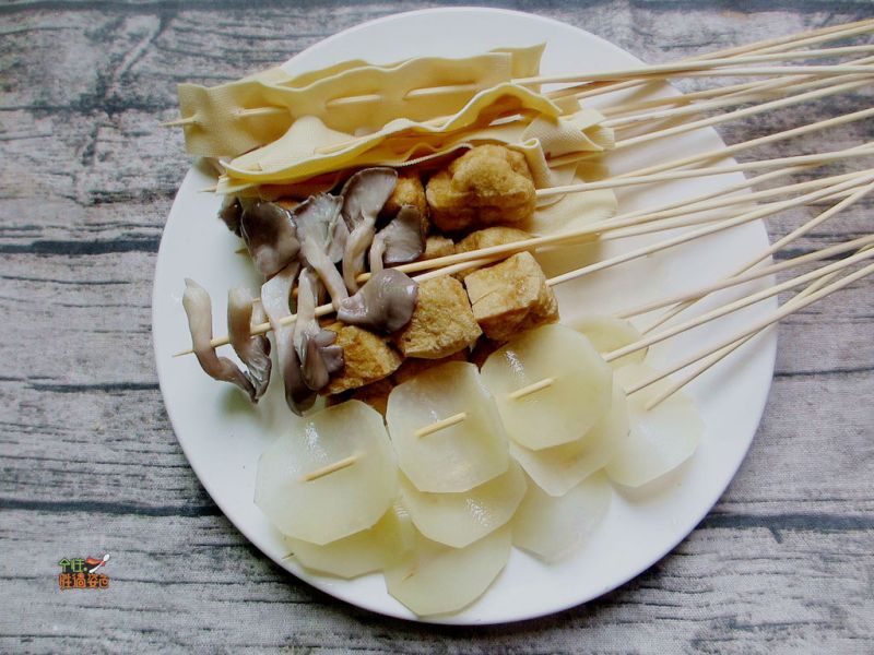 延吉小吃——沾串在“家”打造ins风美食#的做法操作步骤第6步：锅里放入适量的鸡汤，或清水加入少许盐煮开，把食材烫熟捞出