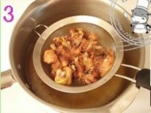 辣子鸡的做法操作步骤第3步：热锅油8成热放入腌制好的鸡腿肉，炸至外表变干成深黄色后捞起沥油待用；