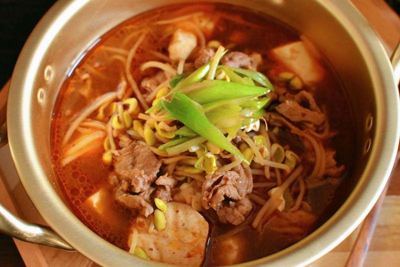 韩式辣牛肉锅的做法操作步骤第13步：出锅撒少许葱即可