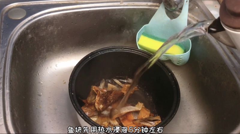 韭菜炒蛋的做法操作步骤第5步：鱼干剁成小块，用热水浸泡5分钟左右，捞起清洗干净沥干水分