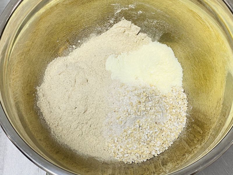 全麦红豆薏仁饼 减肥零食 北鼎食谱 无糖全麦饼干 椰子油的做法操作步骤第1步：全麦粉，奶粉，麦麸，红豆粉称在一起