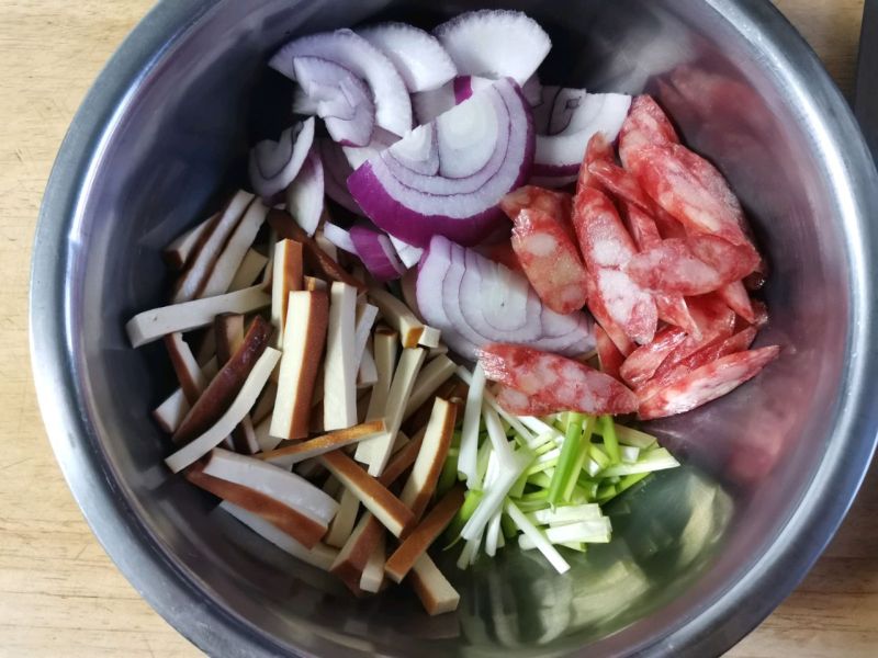 拌菜的做法操作步骤第2步：2  把切好的食材全部放入可手的容器中