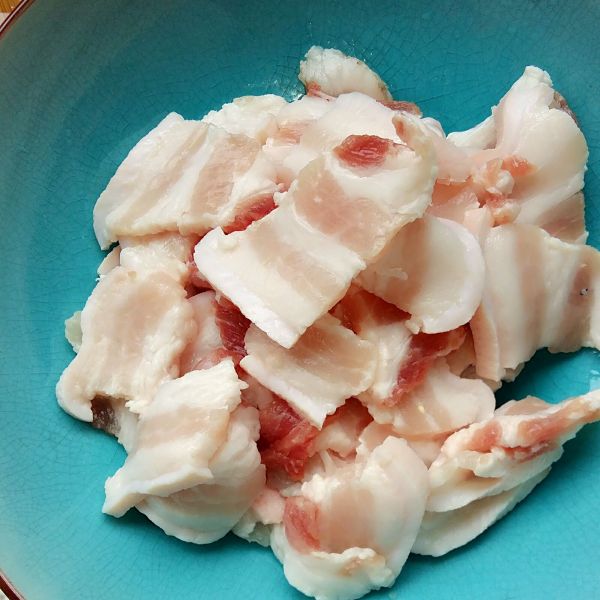 五花肉炒蒜苔的做法操作步骤第1步：五花肉切薄片
