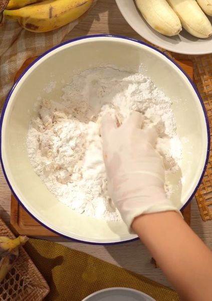泰国甜品小吃香蕉椰丝饼的做法操作步骤第3步：将面粉和棕糖抓拌均匀