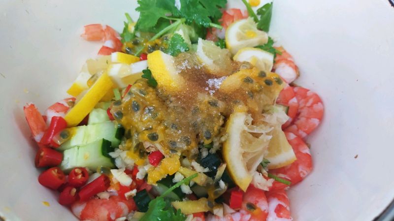 泰式柠檬虾的做法操作步骤第6步：加入调料，搅拌均匀，即可食用。