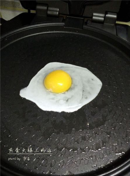 煎蛋火腿三明治的做法操作步骤第3步：敲入鸡蛋，启用“煎蛋/薄饼”功能；