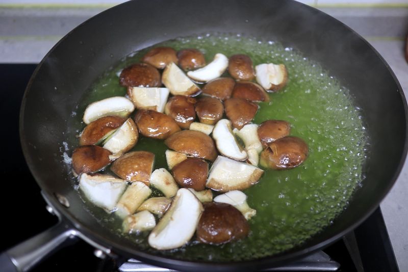 晚餐的做法操作步骤第23步：香菇块入锅焯煮2分钟，体积略有缩小；