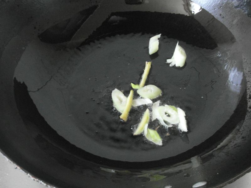 手撕包菜的做法操作步骤第2步：锅内油热后，下入葱姜爆出香味