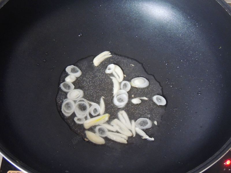 西兰花炒口蘑的做法操作步骤第6步：锅烧热，放入适量食用油，油微热的时候，将葱花放入锅中，中小火煸炒出香味。