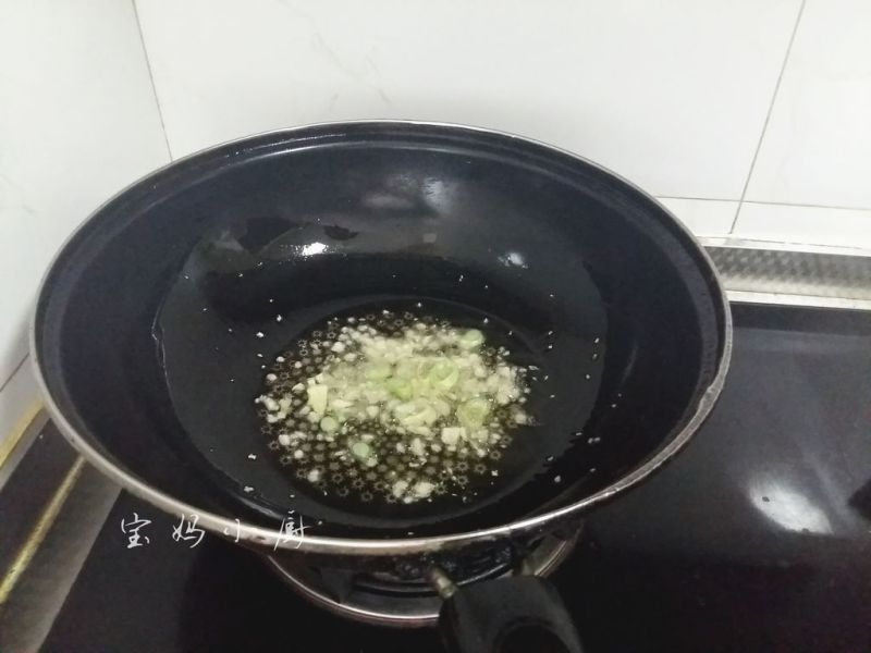 蚝油烧豆腐的做法操作步骤第4步：锅内入植物油，温热加入葱花和蒜末，煸黄煸出香味