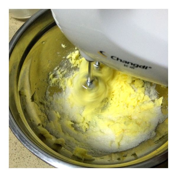 蔓越梅饼干（蛋白打发版）的做法操作步骤第5步：加入细砂糖，用电动打蛋器先低速后中速搅打均匀。