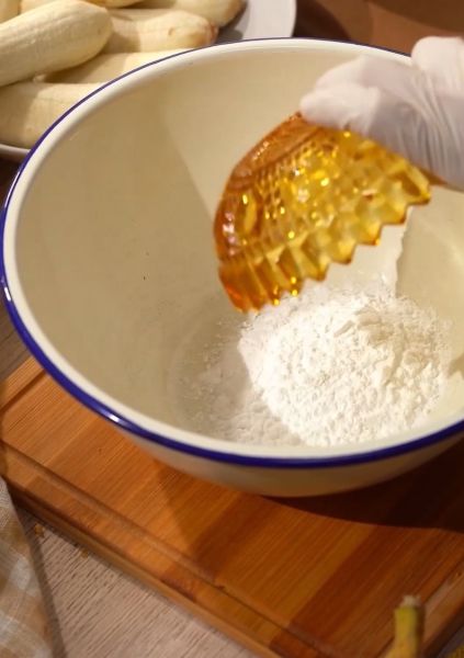 泰国甜品小吃香蕉椰丝饼的做法操作步骤第1步：在盆中倒入面粉