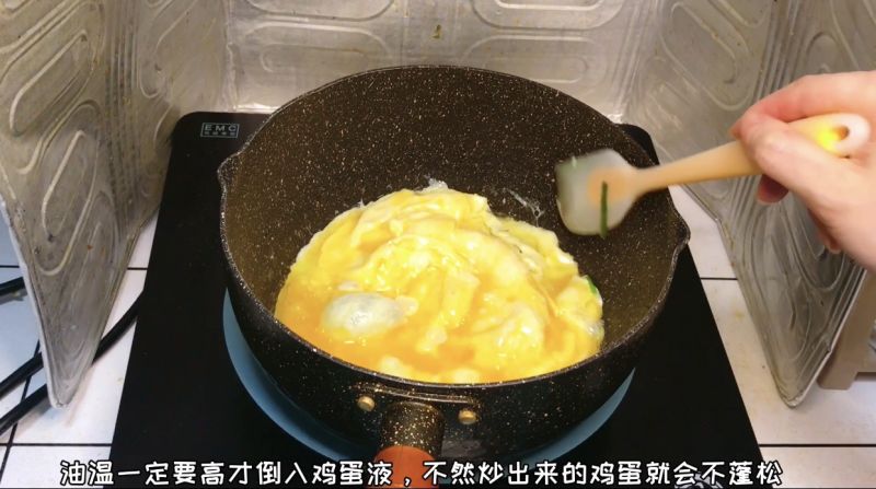 韭菜炒蛋的做法操作步骤第11步：热锅下油，油温升高后倒入鸡蛋液，大火煎至成型