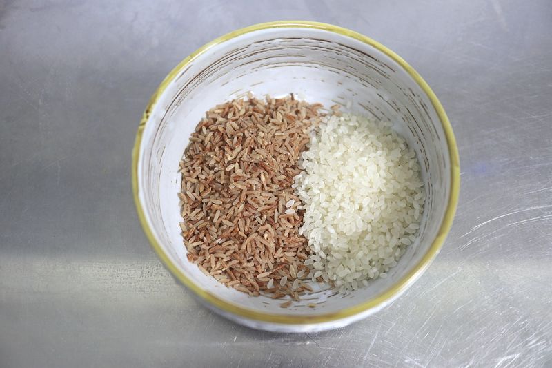 晚餐的做法操作步骤第28步：红糙米和大米准备好，比例可以随意调整；