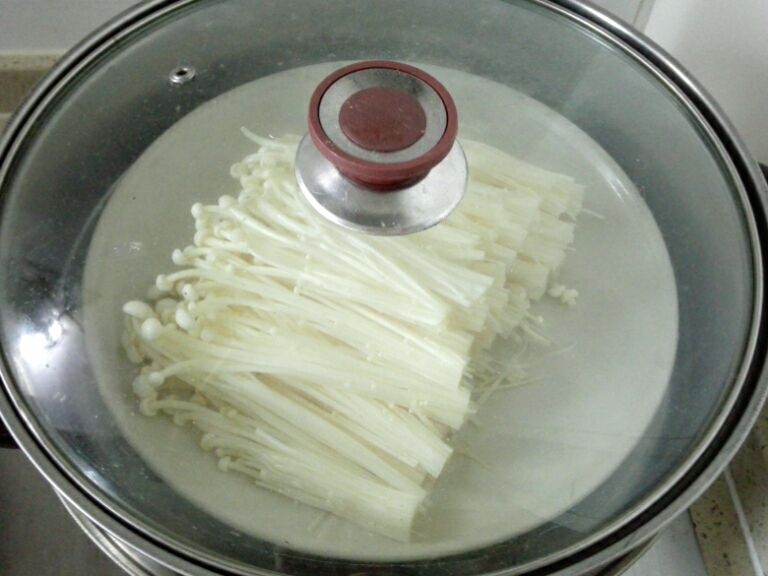 蒜蓉米椒蒸金针菇的做法操作步骤第2步：凉水上锅，上汽后蒸8分钟即可
