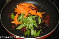 家常煎豆腐的做法操作步骤第6步：倒入青椒，胡萝卜片和黑木耳略炒。