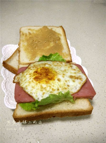 煎蛋火腿三明治的做法操作步骤第9步：铺上鸡蛋；
