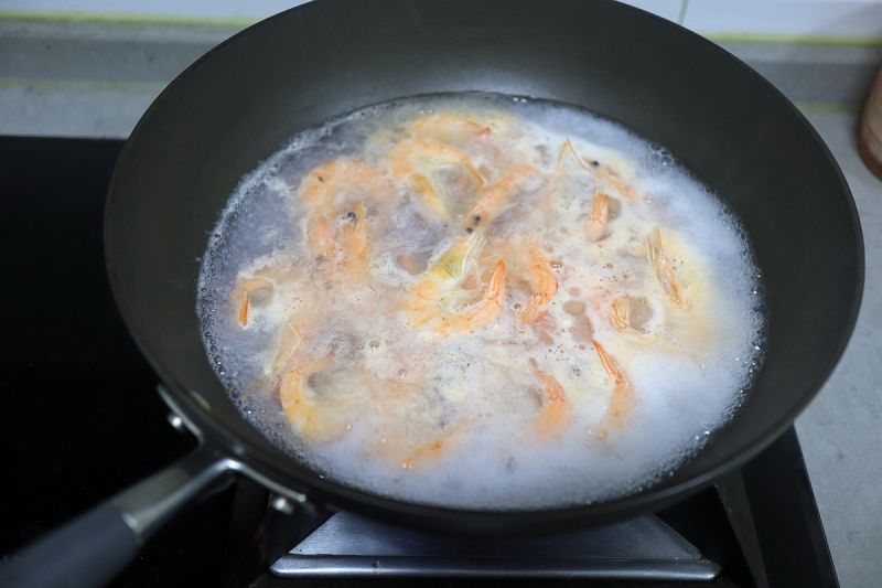 晚餐的做法操作步骤第12步：煮一锅水，水开后将虾倒入其中，煮2分钟，虾变红色，身体卷曲捞出，不要过凉水；