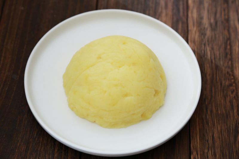 土豆泥的做法操作步骤第4步：土豆泥倒扣在盘中上，并撕掉保鲜膜。