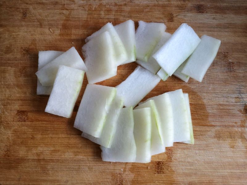 冬瓜丸子汤的做法操作步骤第8步：冬瓜洗净去皮切成厚5毫米左右的片。