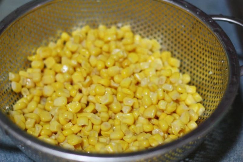 玉米烙的做法操作步骤第2步：将玉米粒用水冲洗沥干水分，可以用厨房纸吸水。